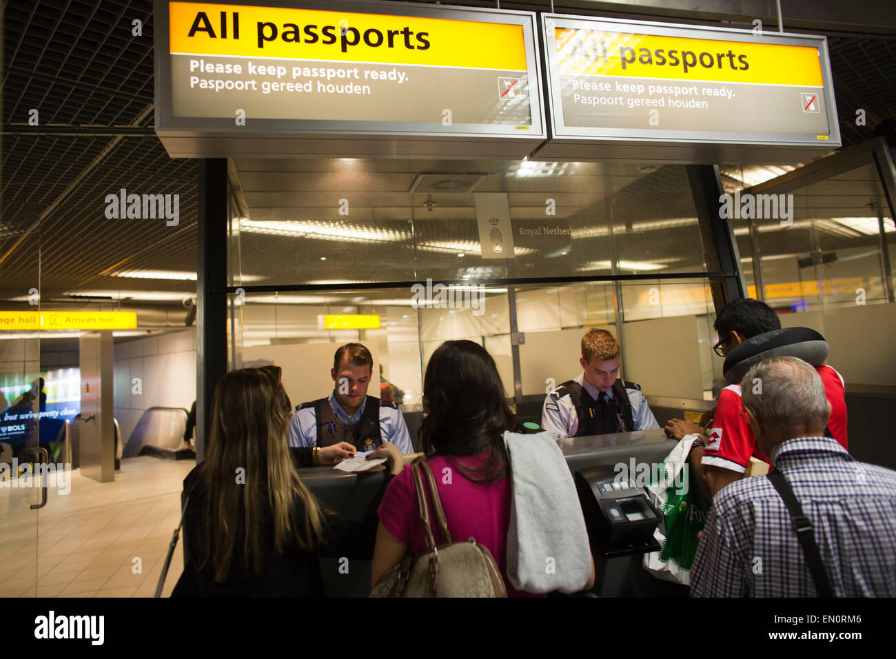 Contrôle des passeports à l'aéroport de Schiphol Banque D'Images, Photo