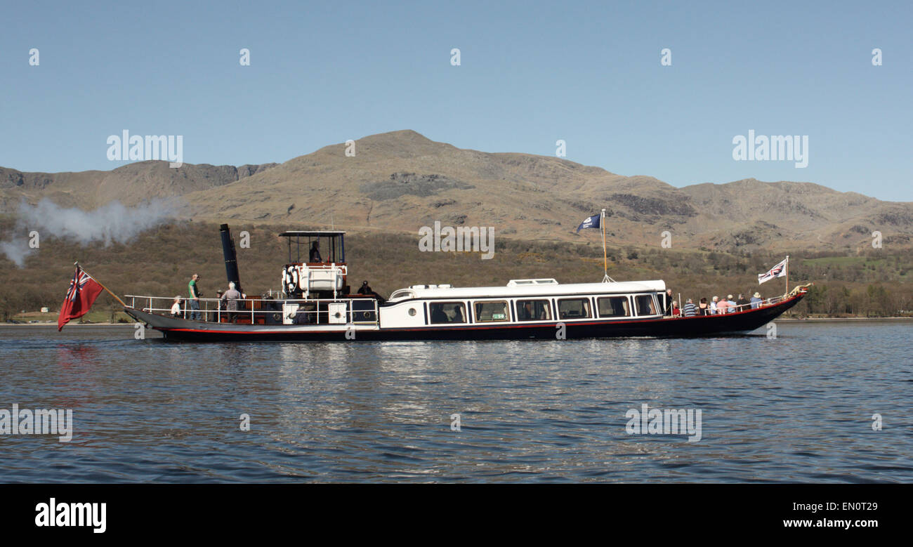 Yacht à vapeur Gondola sur l'eau, à Coniston Coniston Pier Banque D'Images