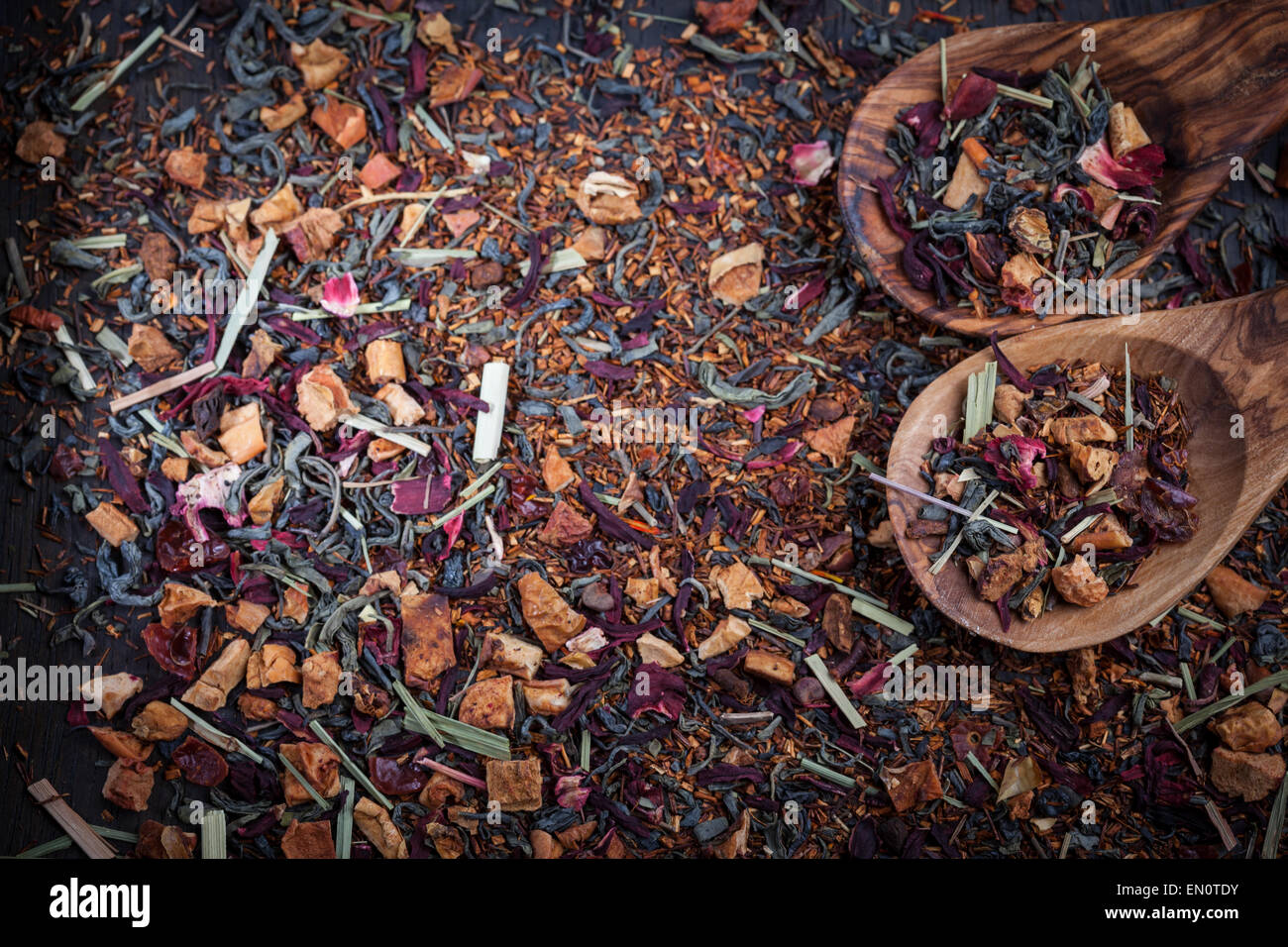 Le thé sec on wooden table Banque D'Images