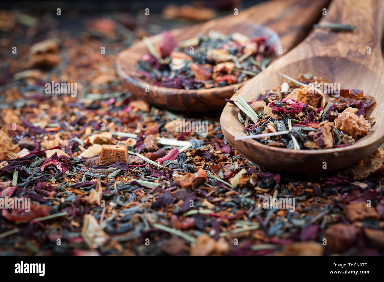 Le thé sec on wooden table Banque D'Images