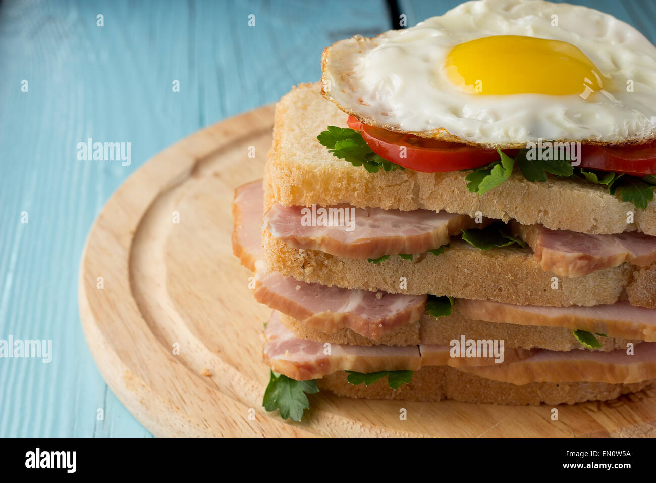 Sandwich au porc fumé, tomate et œuf frit'horizontale Banque D'Images