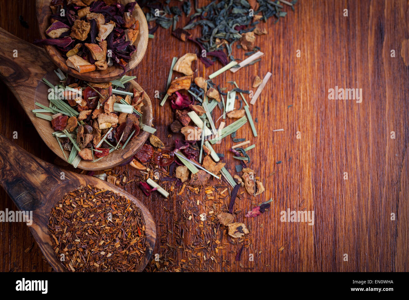 Assortiment de thé sec on wooden table Banque D'Images