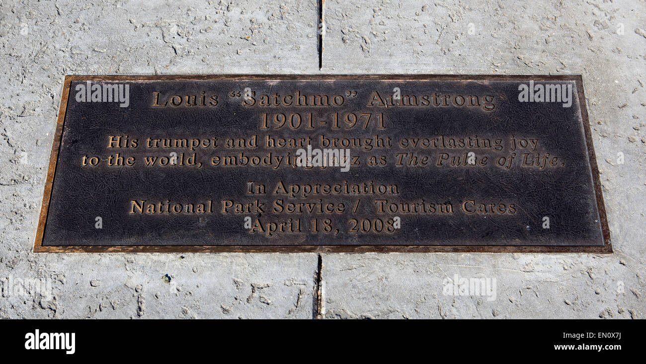 La Nouvelle Orléans, Louisiane : Louis Armstrong info statue sur une plaque à côté de la statue Banque D'Images