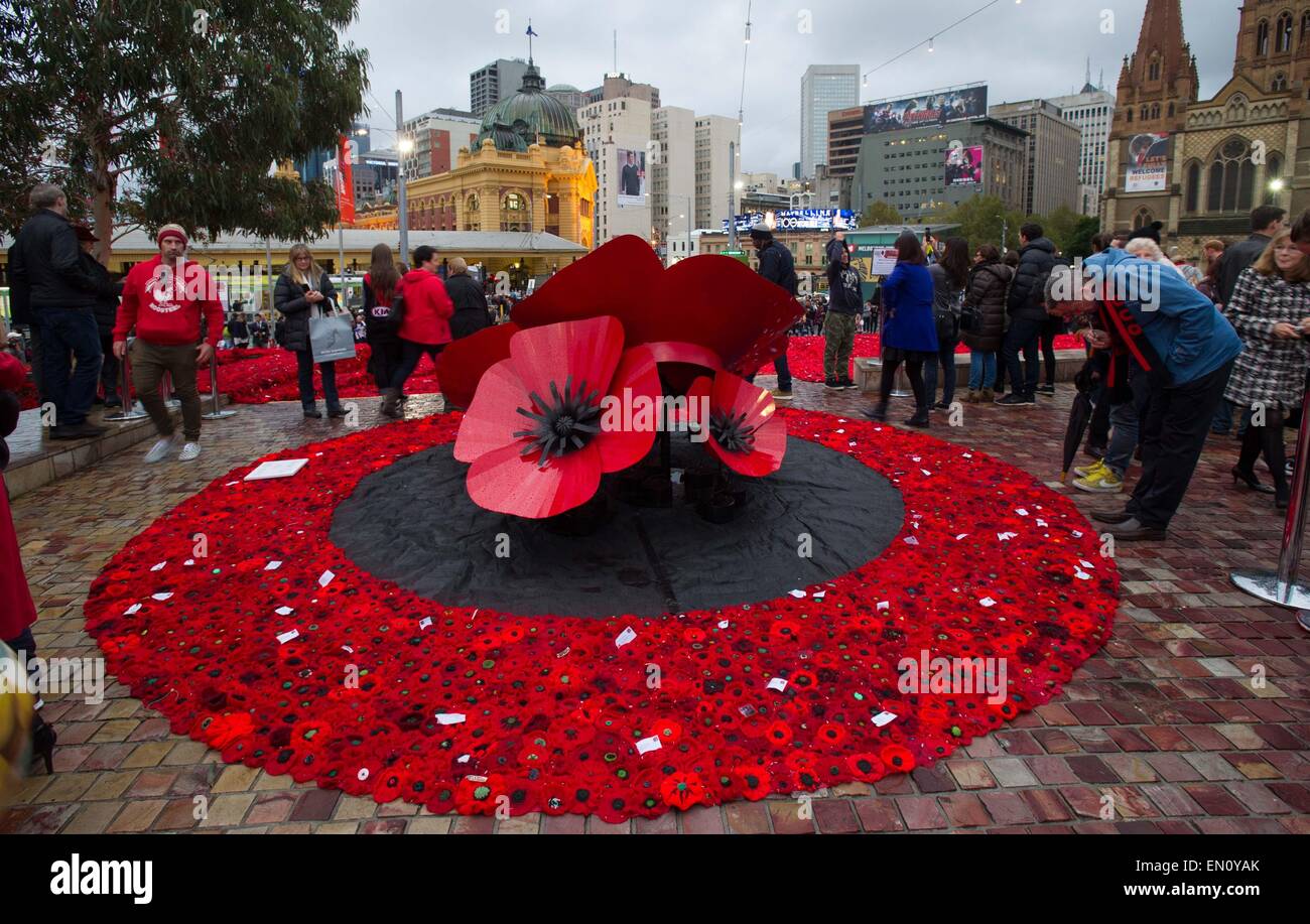 Melbourne, Australie. Apr 25, 2015. Les gens se rassemblent à la place de la Fédération à visiter 250 000 coquelicots tricotés pour marquer le centenaire de l'ANZAC day à Melbourne, Australie, le 25 avril 2015. Des centaines de milliers d'Australiens le samedi a commémoré la Journée de l'ANZAC, le 100e anniversaire de la malheureuse campagne de Gallipoli qui sont venus à définir l'esprit de l'ANZAC. Credit : Bai Xue/Xinhua/Alamy Live News Banque D'Images