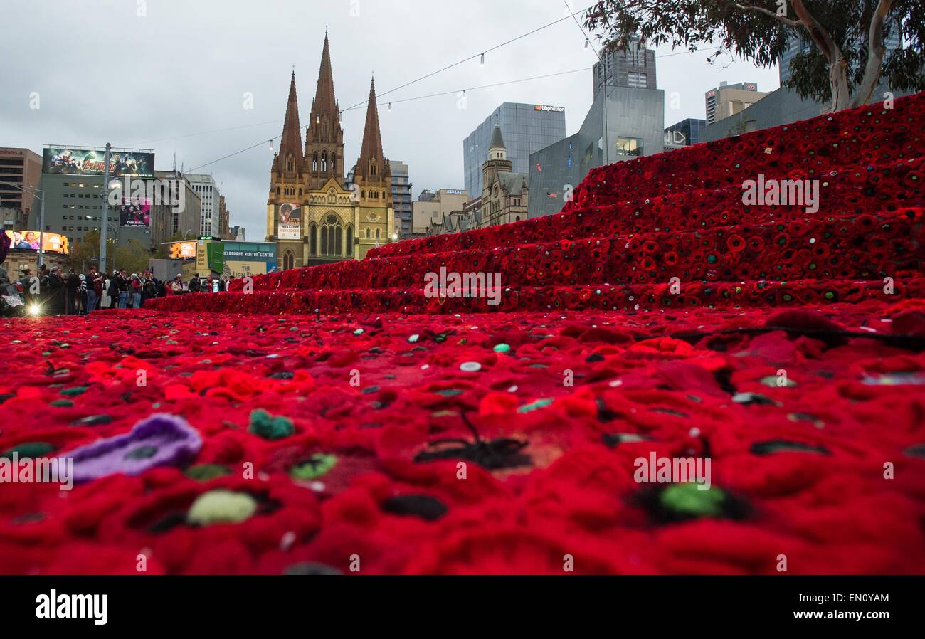 Melbourne, Australie. Apr 25, 2015. Les gens se rassemblent à la place de la Fédération à visiter 250 000 coquelicots tricotés pour marquer le centenaire de l'ANZAC day à Melbourne, Australie, le 25 avril 2015. Des centaines de milliers d'Australiens le samedi a commémoré la Journée de l'ANZAC, le 100e anniversaire de la malheureuse campagne de Gallipoli qui sont venus à définir l'esprit de l'ANZAC. Credit : Bai Xue/Xinhua/Alamy Live News Banque D'Images