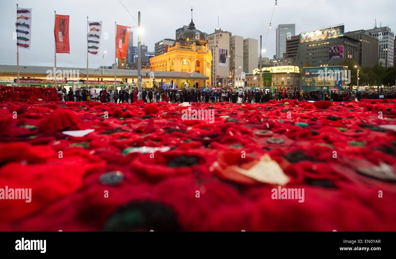 Melbourne, Australie. Apr 25, 2015. Photo prise le 25 avril 2015 salons 250 000 coquelicots tricotés pour marquer le centenaire de l'ANZAC day à Federation Square à Melbourne, Australie. Des centaines de milliers d'Australiens le samedi a commémoré la Journée de l'ANZAC, le 100e anniversaire de la malheureuse campagne de Gallipoli qui sont venus à définir l'esprit de l'ANZAC. Credit : Bai Xue/Xinhua/Alamy Live News Banque D'Images