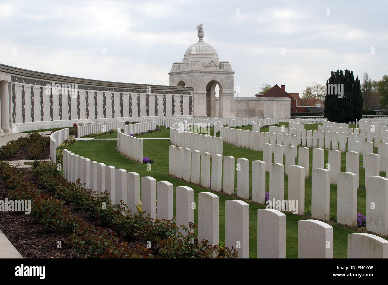 Les tombes de soldats tués pendant la Première Guerre mondiale au cimetière de Tyne Cot, près d'Ypres, Belgique. Banque D'Images