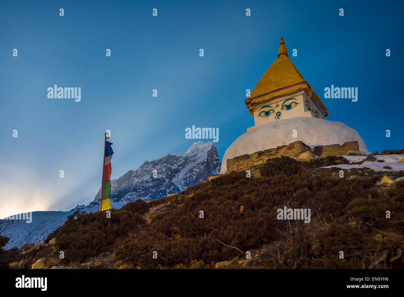 Belle vue d'un stupa quand le soleil disparaît derrière un VTT sur le chemin de camp de base de l'Everest, au Népal Banque D'Images
