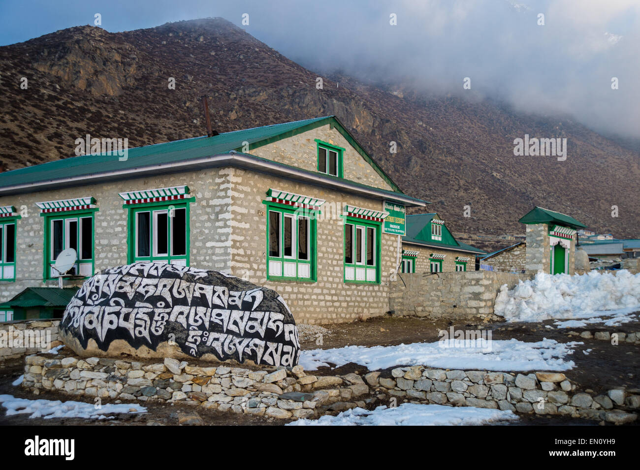 Lodge à dingboche, village de la région de l'Everest, au Népal, avec une pierre de mani en premier plan Banque D'Images