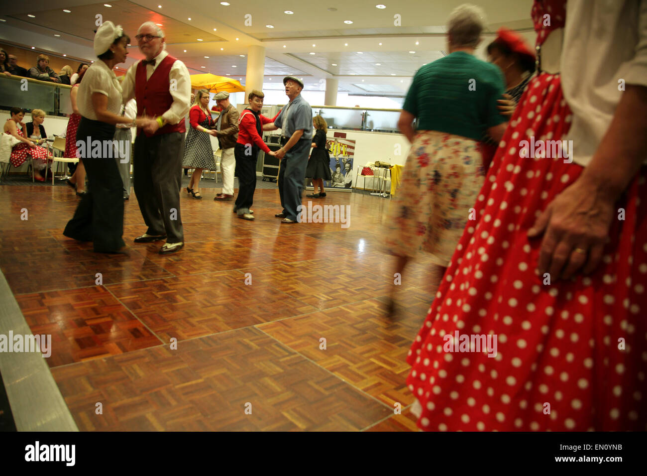 York, Royaume-Uni, 25 avril 2015. Visiteurs en robe de danse période jive swing classique et chansons au Festival de Vintage à l'hippodrome de York : un événement est de présenter et de célébrer la mode, beauté, voitures, moto, musique et mode de vie des années 1930 à 1960. Crédit : david soulsby/Alamy Live News Banque D'Images