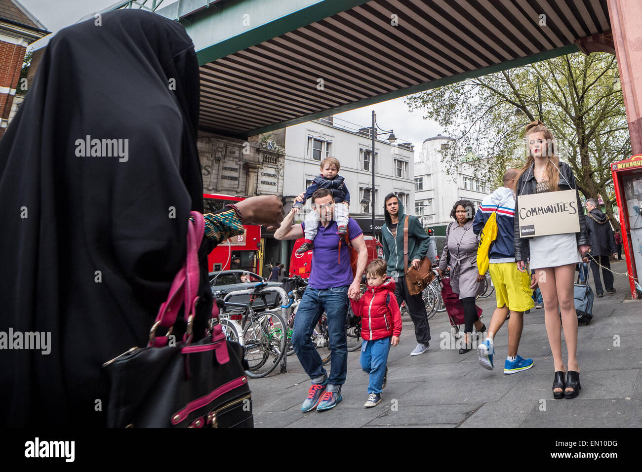 L'embourgeoisement des manifestants devant la nouvelle protestation arches Brixton qui menace le développement des entreprises locales et des maisons de la région. Banque D'Images