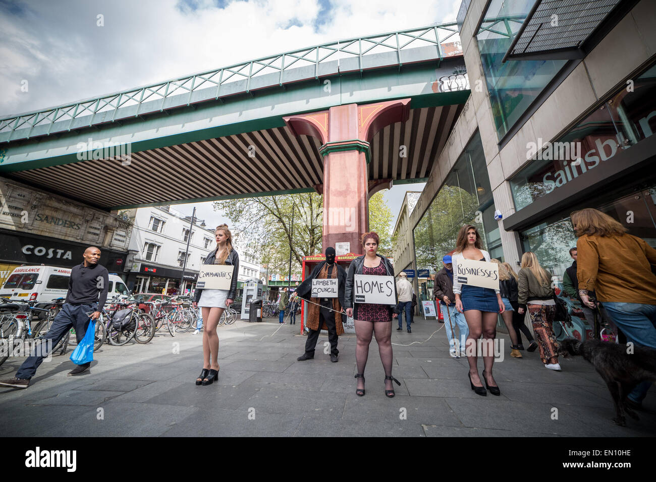L'embourgeoisement des manifestants devant la nouvelle protestation arches Brixton qui menace le développement des entreprises locales et des maisons de la région. Banque D'Images