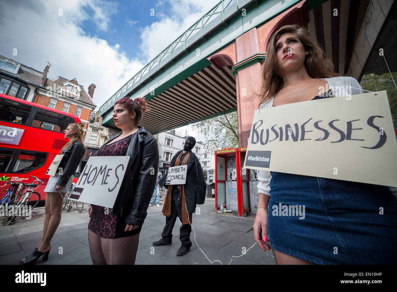 L'embourgeoisement des manifestants devant la nouvelle protestation arches Brixton qui menace le développement des entreprises locales et des maisons de la région. Banque D'Images