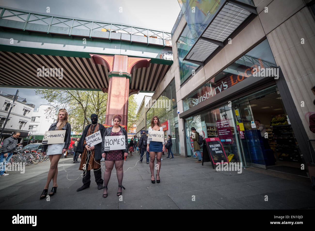 L'embourgeoisement des manifestants devant la nouvelle protestation arches Brixton qui menace le développement des entreprises locales et des maisons de la région. Banque D'Images