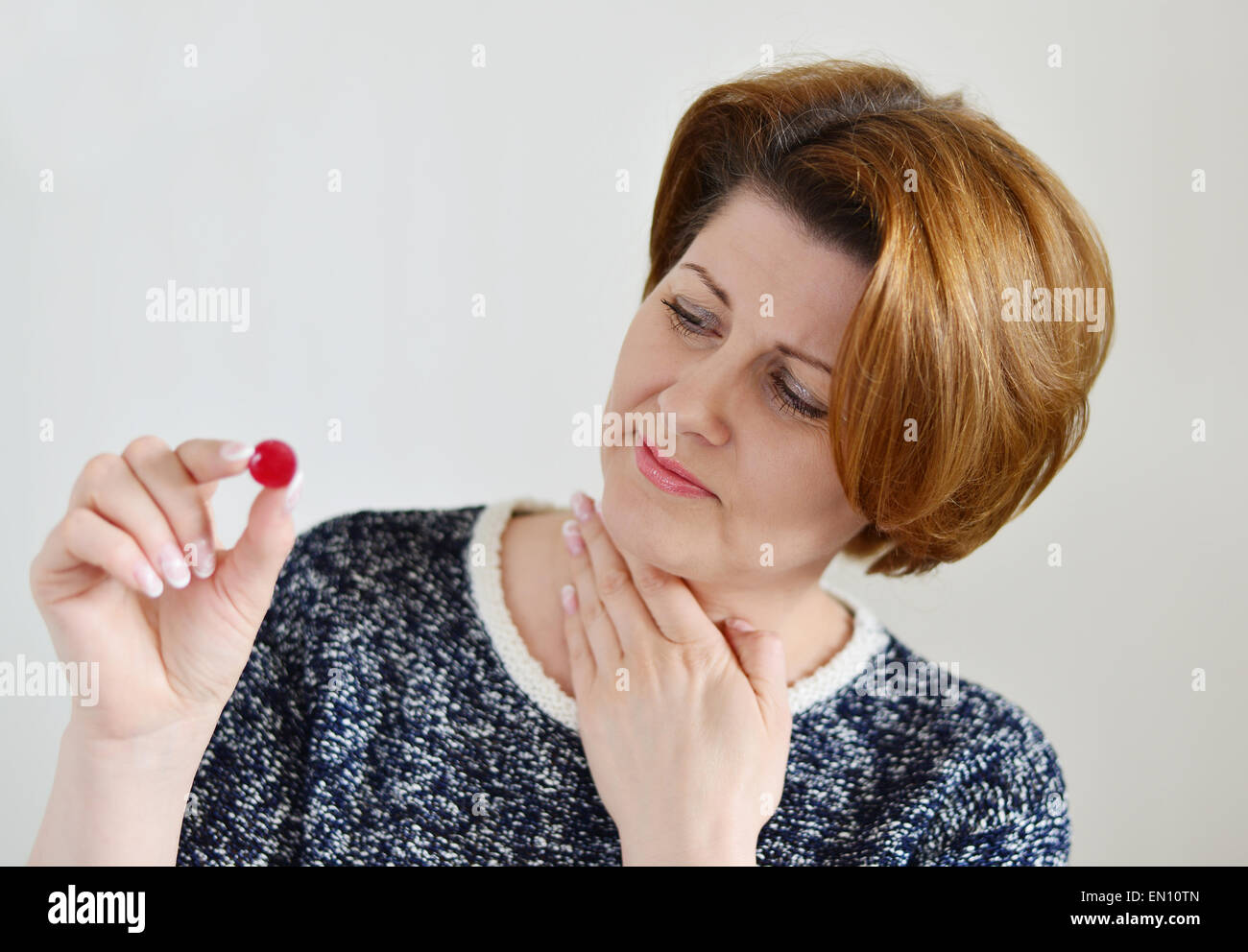 Femme adulte avec un mal de gorge sur fond clair Banque D'Images