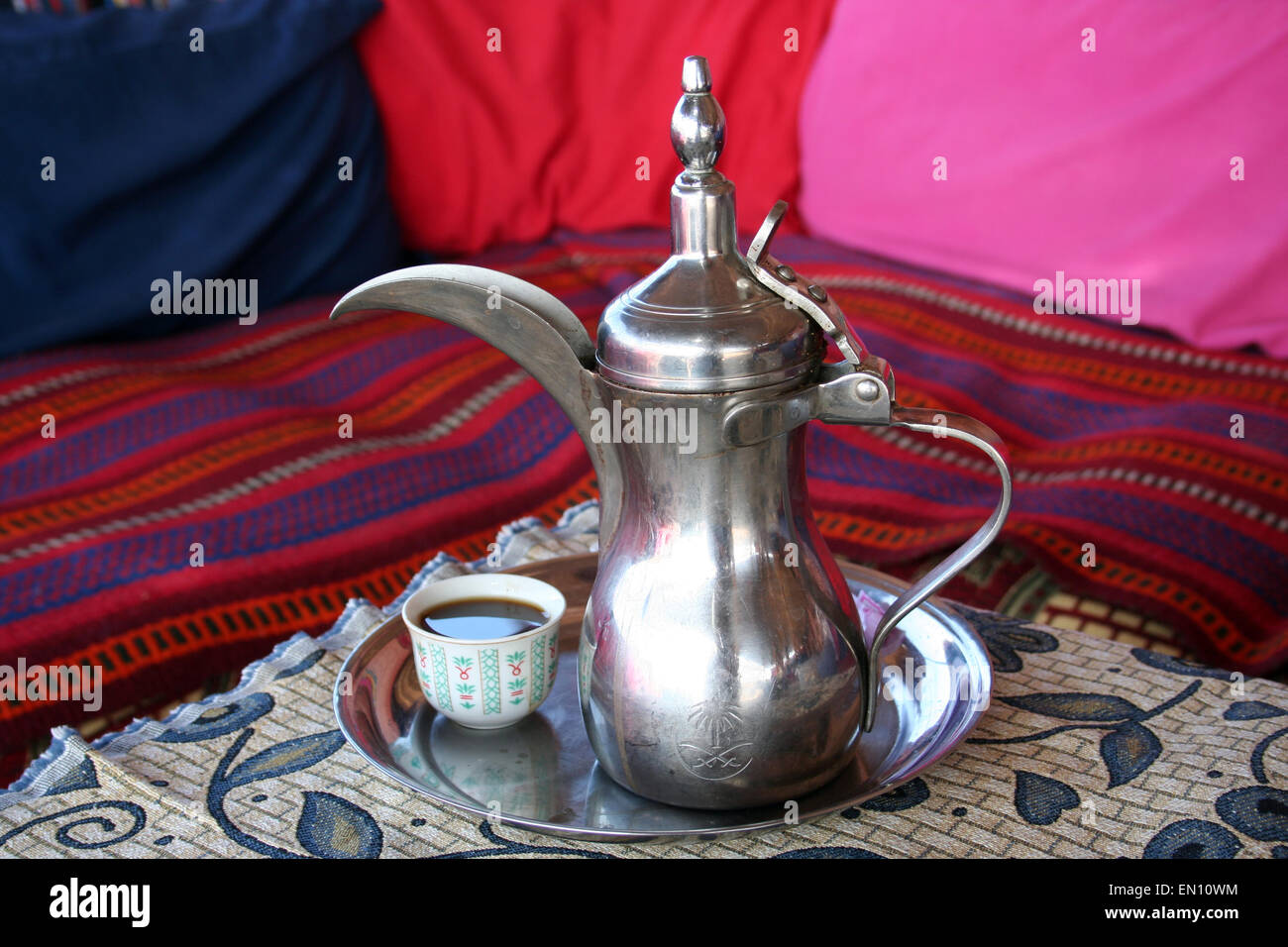 Café Bédouin traditionnel servi dans un pot de café arabe appelé Dallah. Banque D'Images