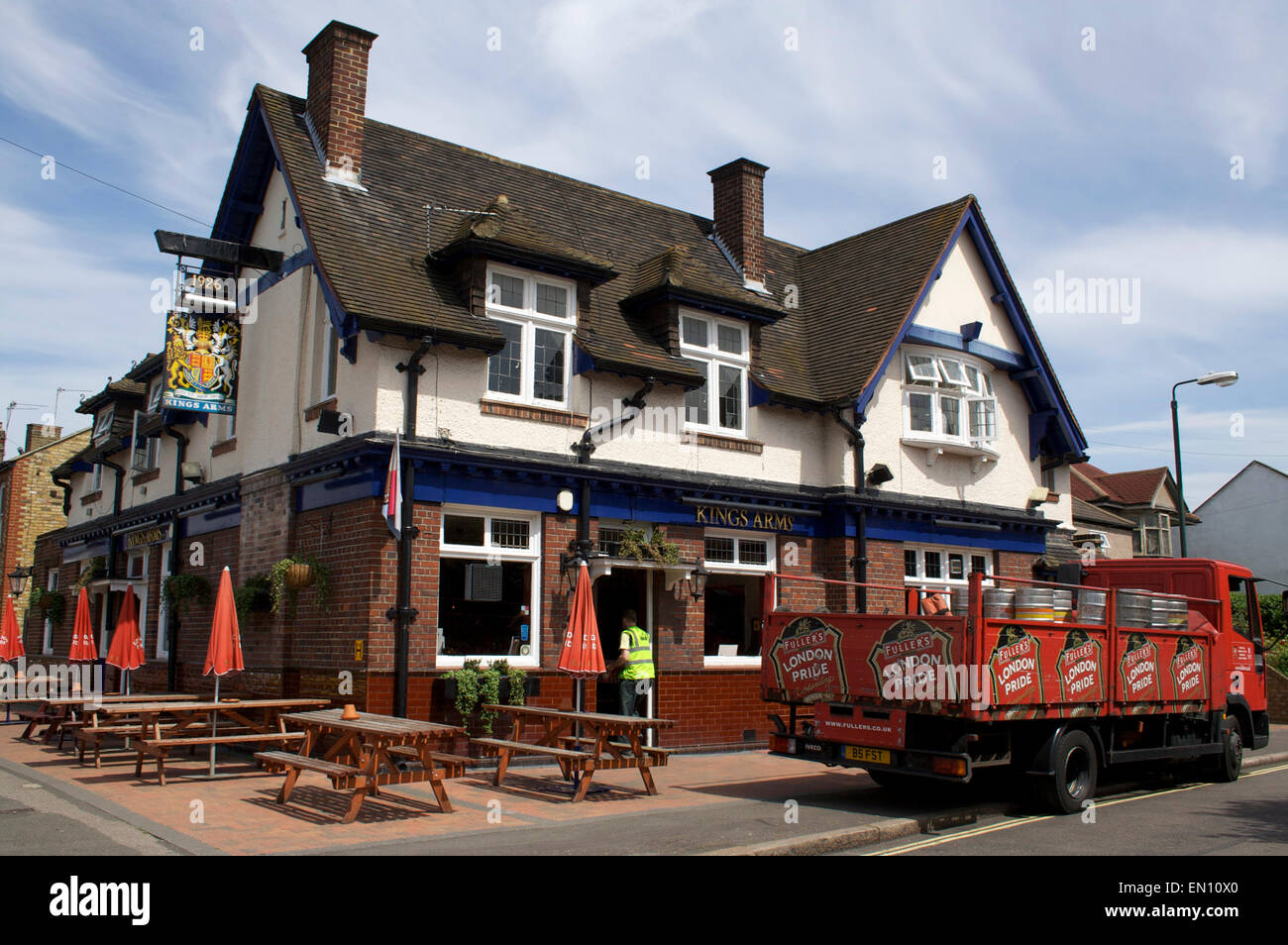 Extérieur d'un Pub anglais, le Kings Arms, avec un camion de livraison de la brasserie Fuller London Pride la prestation d'ale. Banque D'Images