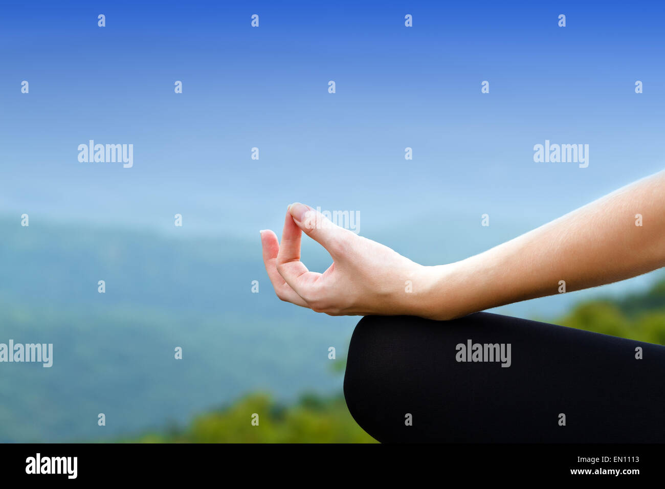 Yoga woman in lotus pose. Girl practicing yoga outdoors Banque D'Images