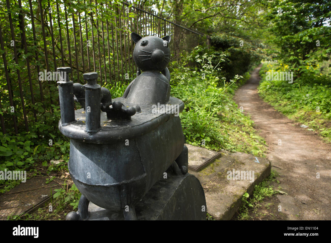 Royaume-uni, Angleterre, dans le Yorkshire, Shipley, chat dans une baignoire metal sculpture sur rivière Aire chemin Riverside Banque D'Images