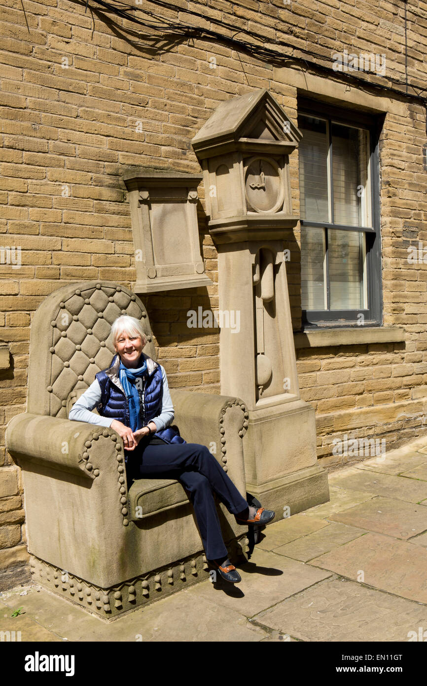 Royaume-uni, Angleterre, dans le Yorkshire, Bradford, petite Allemagne, femme était assise sur l'horloge grand-père et président de l'obturateur par Timothy sculpture Banque D'Images