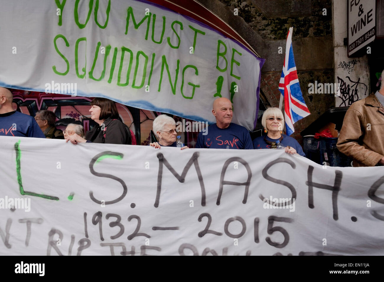 Brixton, Londres, Royaume-Uni. Apr 25, 2015. Les commerçants sur la route de l'Atlantique et des protestataires ont formé une chaîne humaine autour de la boutique de ce réseau Rail prévoit d'expulser de Brixton Arches. Credit : Miel Salvadori/Alamy Live News Banque D'Images