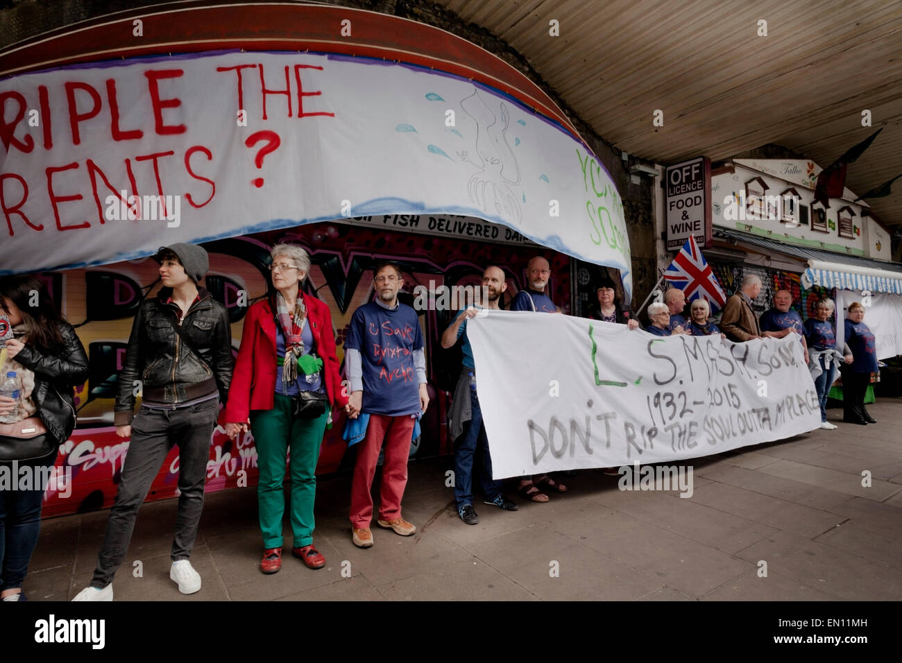 Brixton, Londres, Royaume-Uni. Apr 25, 2015. Les commerçants sur la route de l'Atlantique et des protestataires ont formé une chaîne humaine autour de la boutique de ce réseau Rail prévoit d'expulser de Brixton Arches. Credit : Miel Salvadori/Alamy Live News Banque D'Images