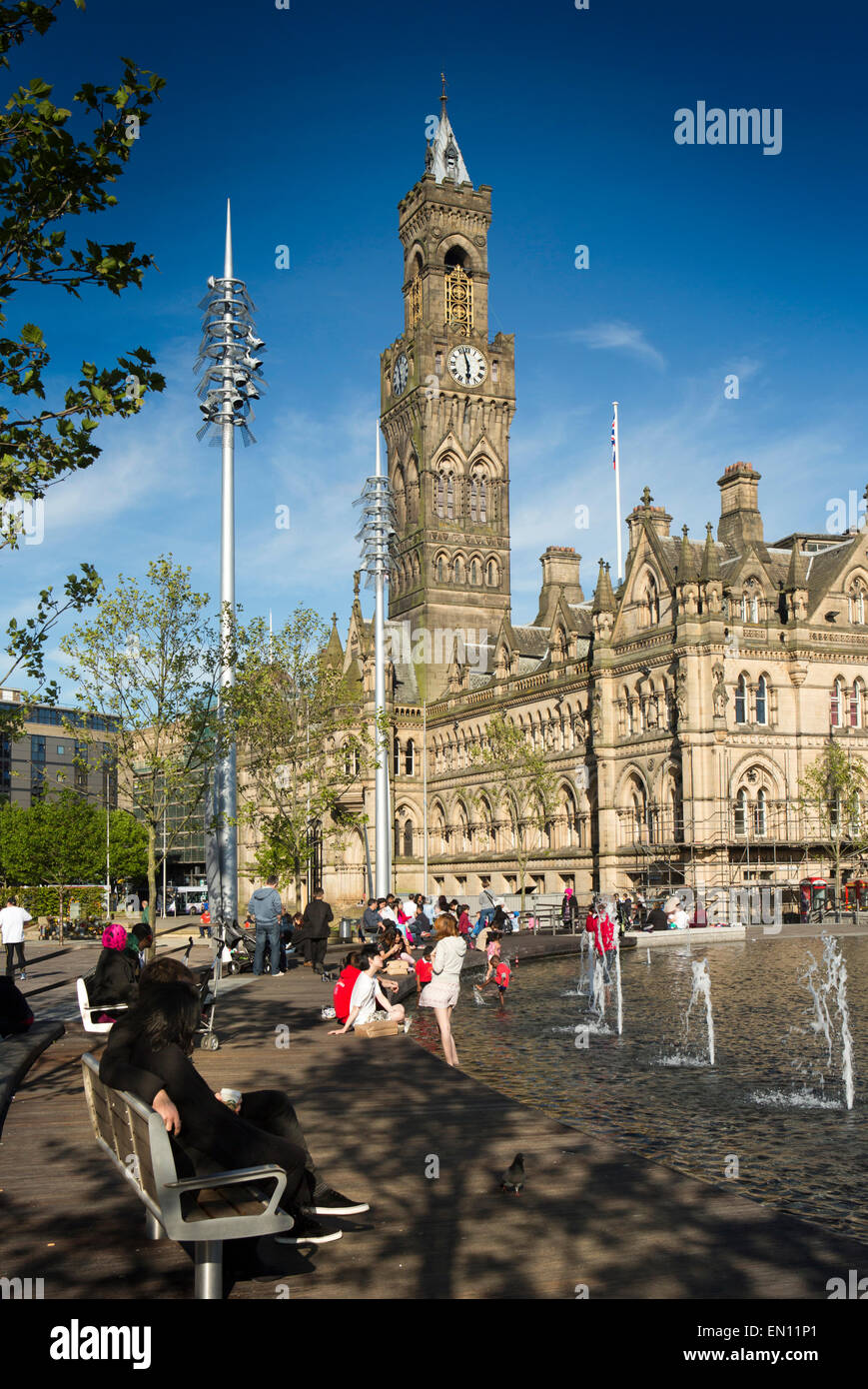 Royaume-uni, Angleterre, dans le Yorkshire, Bradford, Centenary Square, l'Hôtel de ville à partir de 1873 le parc de la ville Piscine Miroir Banque D'Images