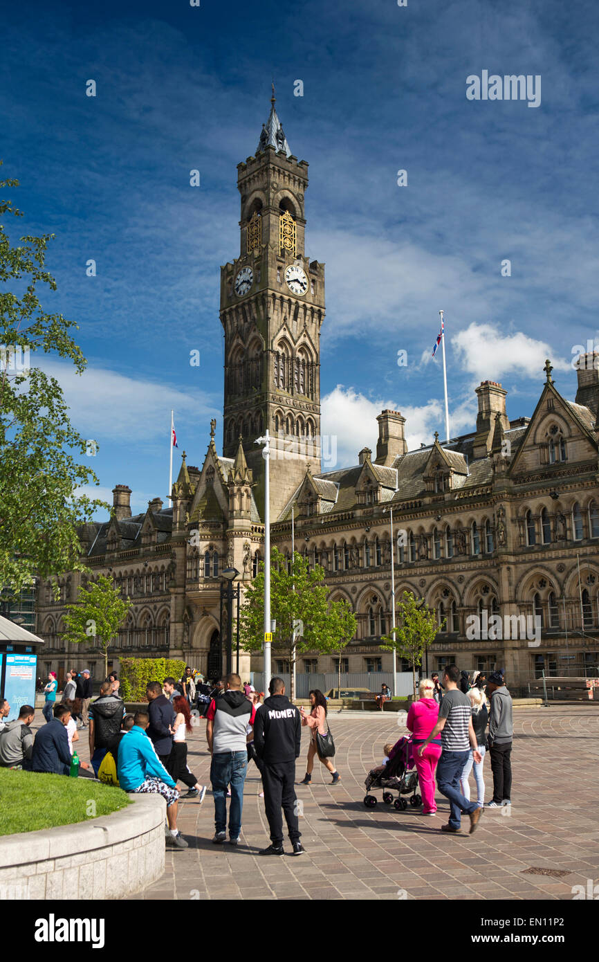 Royaume-uni, Angleterre, dans le Yorkshire, Bradford, les gens dans la place du Centenaire, à l'Hôtel de Ville de 1873 avec tour de l'horloge à l'Italienne Banque D'Images