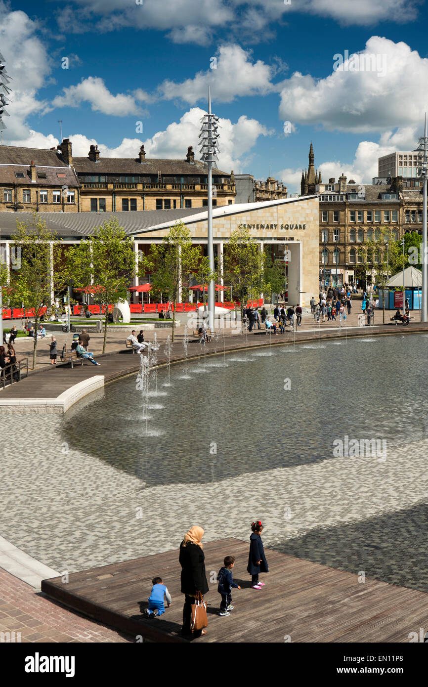 Royaume-uni, Angleterre, dans le Yorkshire, Bradford, Centenary Square, les visiteurs dans le parc de la ville autour de la piscine Miroir Banque D'Images