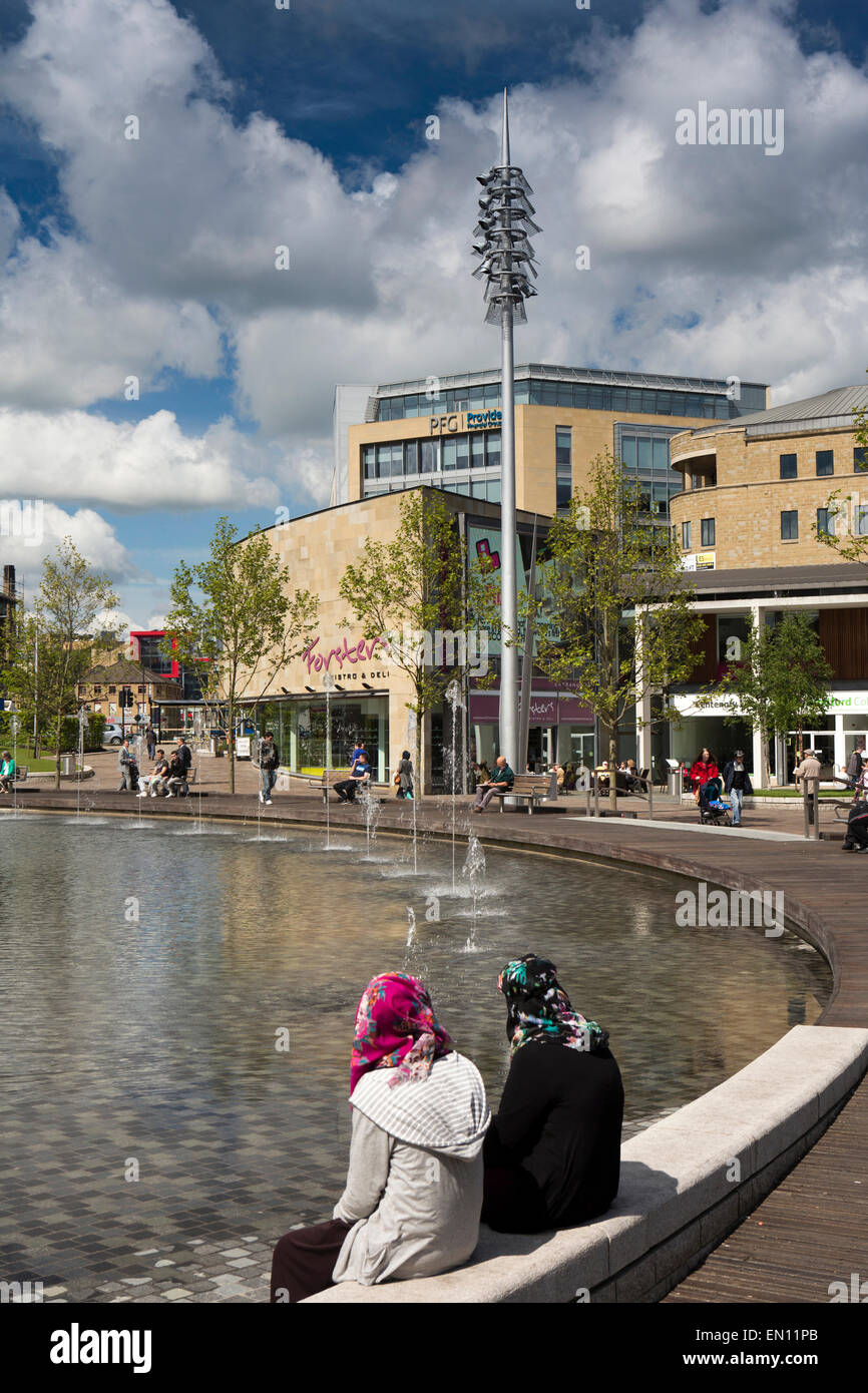 Royaume-uni, Angleterre, dans le Yorkshire, Bradford, Centenary Square, les visiteurs dans le parc de la ville à côté de la piscine Miroir Banque D'Images