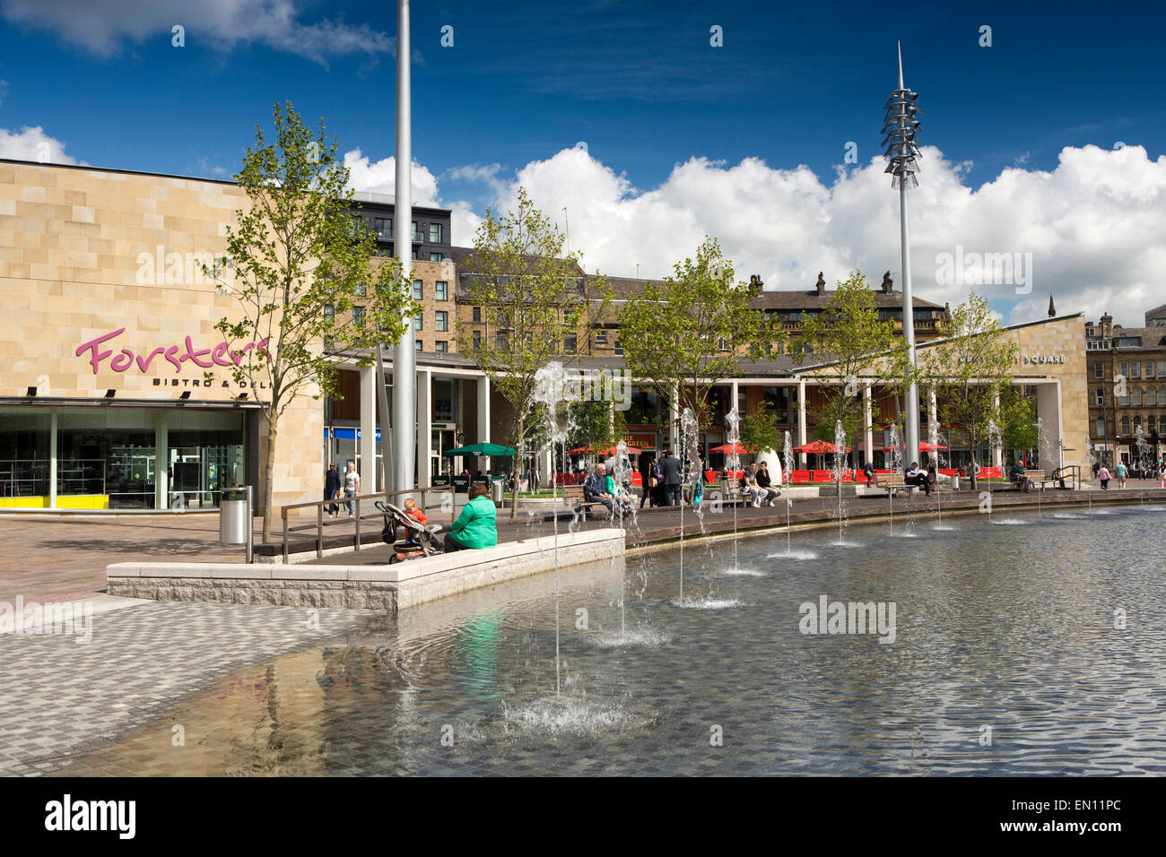 Royaume-uni, Angleterre, dans le Yorkshire, Bradford, Centenary Square, les visiteurs dans le parc de la ville autour de la piscine Miroir Banque D'Images