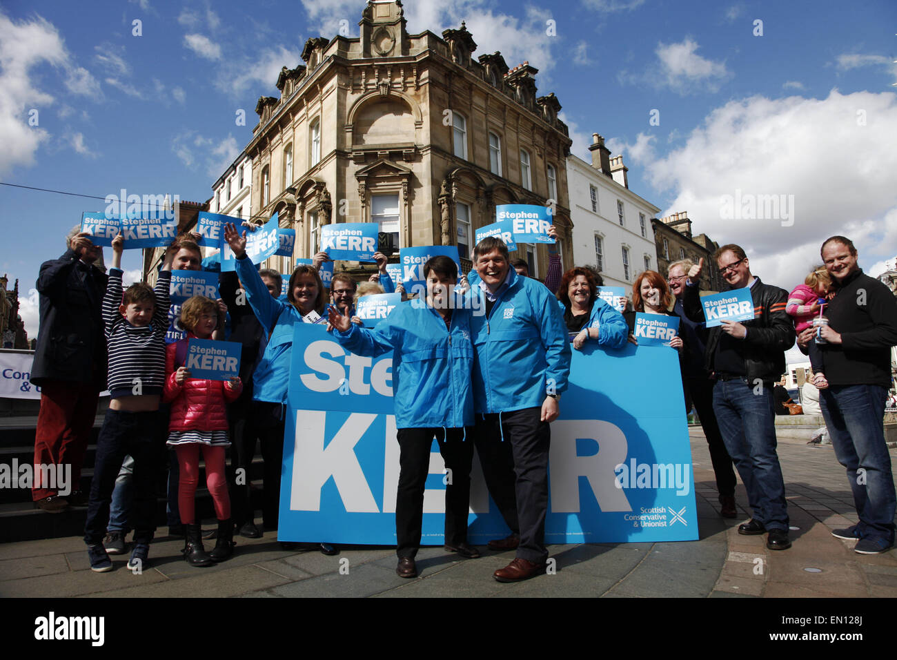Stirling, Ecosse, Royaume-Uni. Apr 25, 2015. Ruth Davidson conservateurs écossais aux côtés de campagnes candidat local Stephen Kerr dans ce SNP / CON siège disputé. Credit : ALAN OLIVER/Alamy Live News Banque D'Images