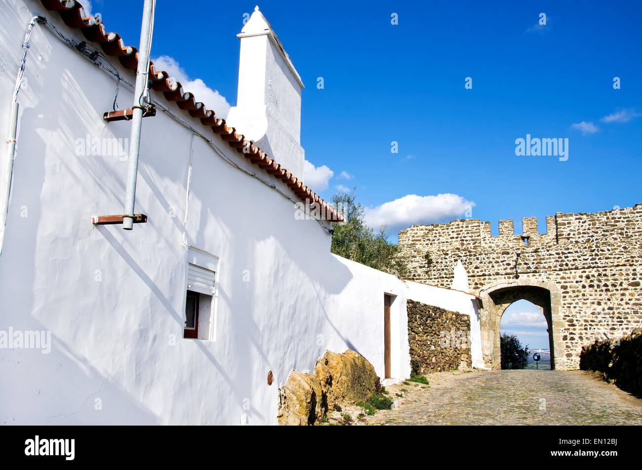 Les murs et l'entrée dans une rue d'Evoramonte, Alentejo, Portugal Banque D'Images