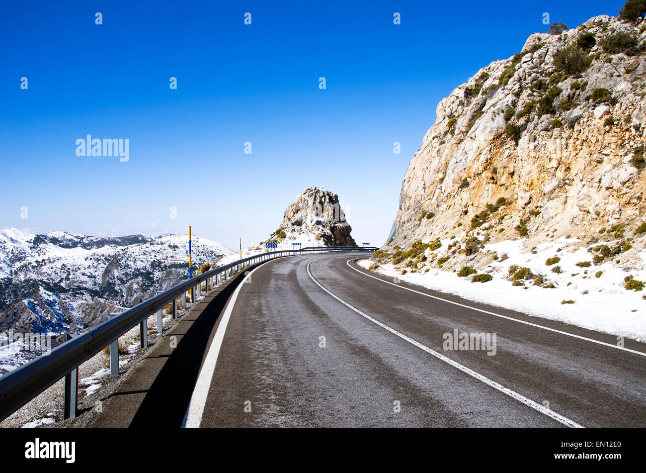 Route asphaltée en sommet de montagne avec neige Banque D'Images