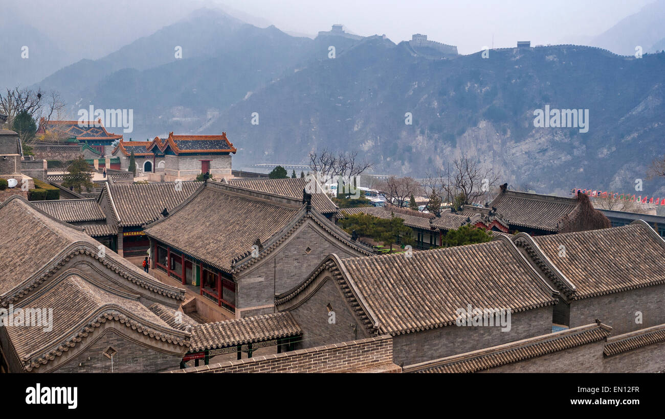La Chine, Beijing. La Section de la Grande Muraille de Chine. Temple construit près de l'entrée de la forteresse. Avril Le Matin brumeux . Banque D'Images
