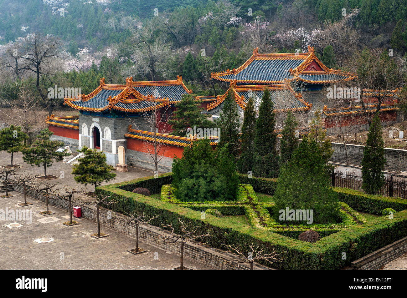 La Chine, Beijing. La Section de la Grande Muraille de Chine. Temple construit près de l'entrée de la forteresse. Avril Le Matin brumeux . Banque D'Images