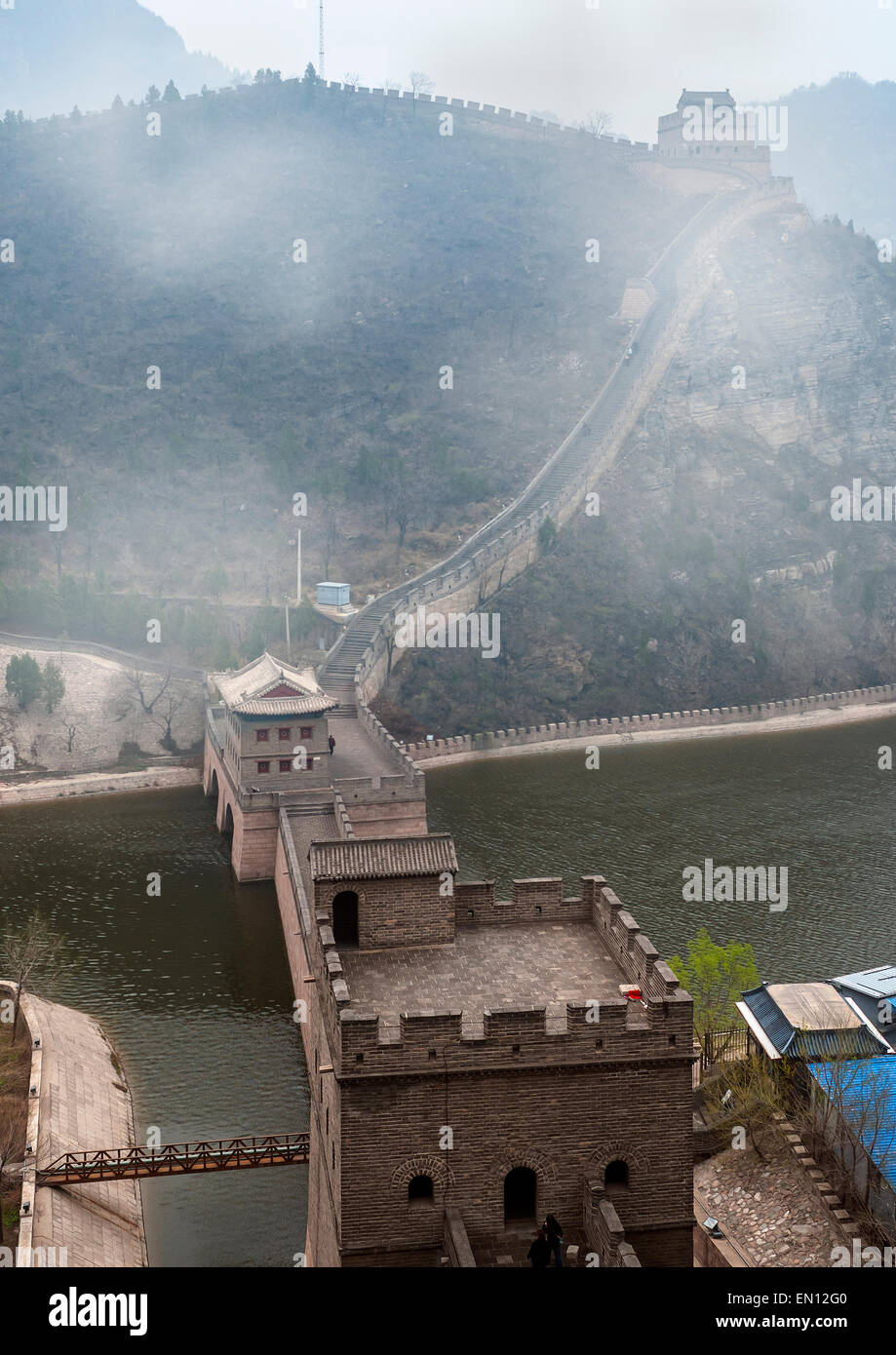La Chine, à Beijing. La Section de la Grande Muraille de Chine en Tszyuyyunguan district traverse la vallée de la rivière Guangou . Banque D'Images