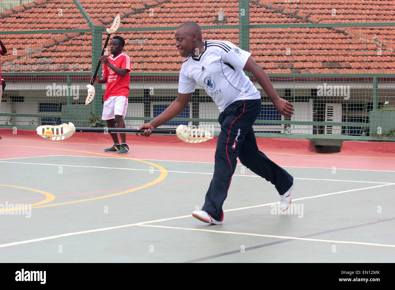 Kampala, Ouganda. 25 avril, 2015. Sports ougandais d'hommes prennent le  temps de jouer la nouvelle piscine sport, VX lors du lancement de l'hôtel  Sheraton Kampala Hotel Club VX. Le sport qui a