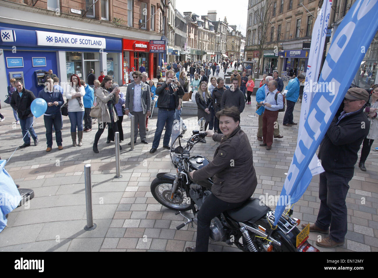 Stirling, Ecosse, Royaume-Uni. Apr 25, 2015. Ruth Davidson conservateurs écossais aux côtés de campagnes candidat local Stephen Kerr dans ce SNP / CON siège disputé. Ruth est à cheval sur une moto Harley Davidson. Credit : ALAN OLIVER/Alamy Live News Banque D'Images