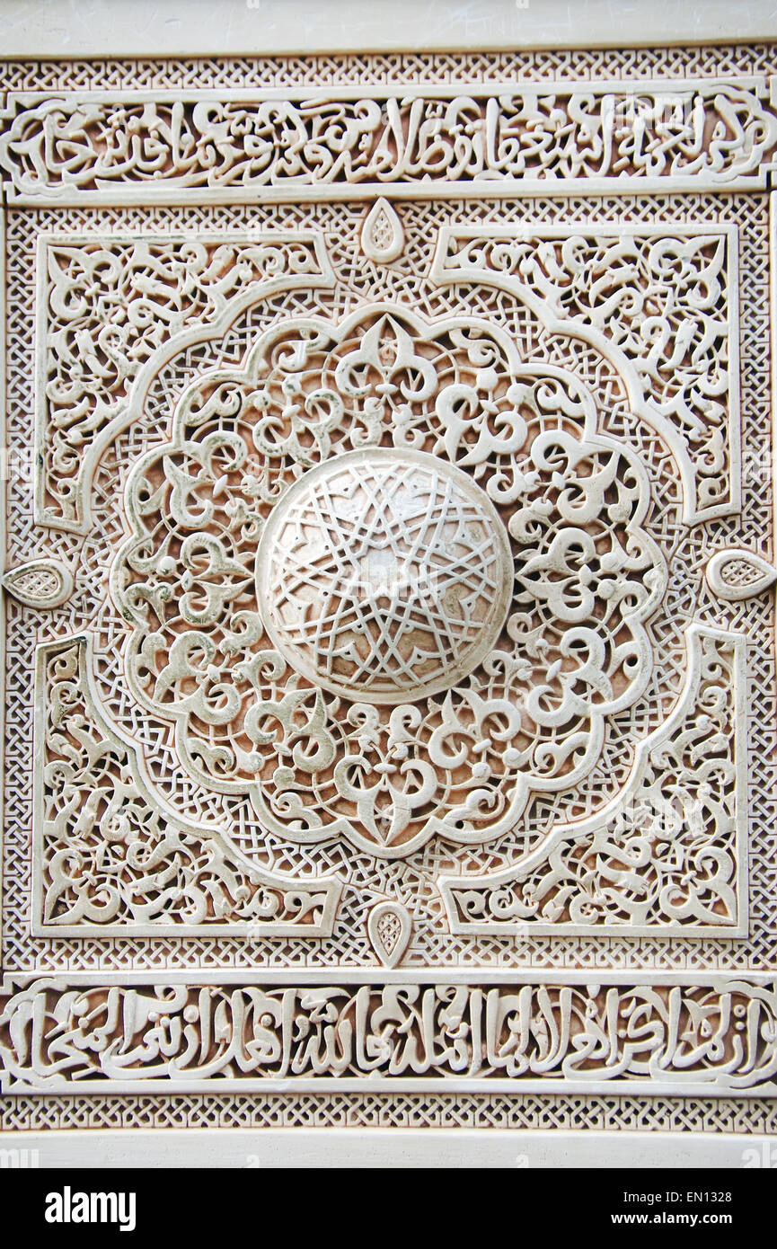 Pierre arabe signes sur le mur de l'Alhambra à Grenade, Espagne Banque D'Images