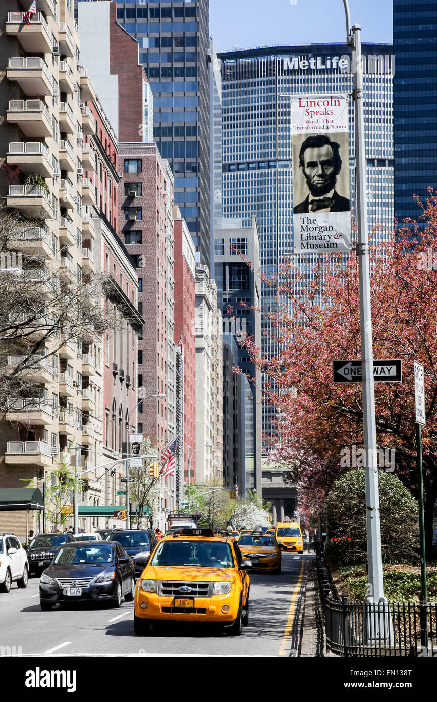 New York, NY, USA. 22 avril, 2015. Le trafic important sur Park Avenue à New York durant la saison du printemps vu à New York City, USA. Banque D'Images