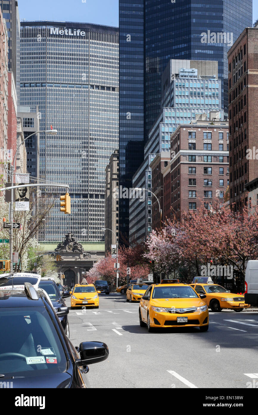 New York, NY, USA. 22 avril, 2015. Trafic sur Park Avenue à New York durant la saison du printemps vu à New York City, USA. Banque D'Images