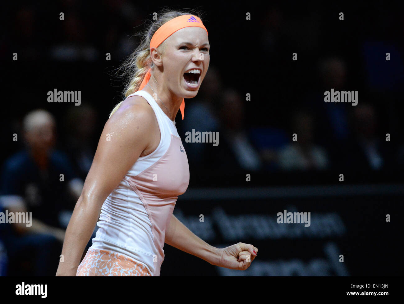 Stuttgart, Allemagne. Apr 25, 2015. Caroline Wozniacki de Danemark célèbre sa victoire contre la Roumanie : au cours de la demi-finale de l'ATA de tournoi de tennis à Stuttgart, Allemagne, 25 avril 2015. PHOTO : MARIJAN MURAT/dpa/Alamy Live News Banque D'Images