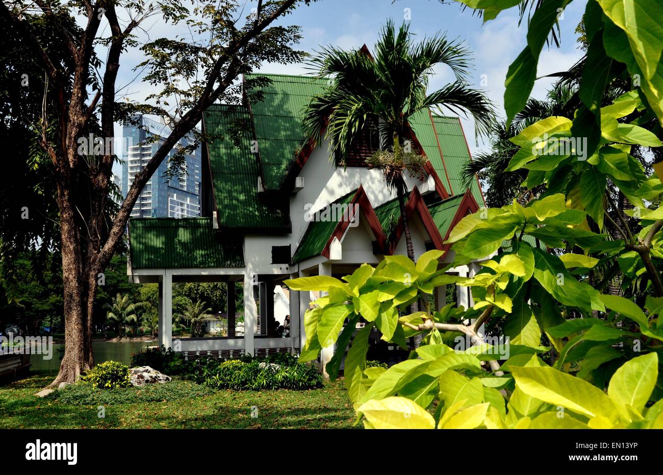 Bangkok, Thaïlande : des plantes tropicales, de mimosas et de palmiers majestueux à l'Yaovarach pavillon dans le Parc Lumphini Banque D'Images