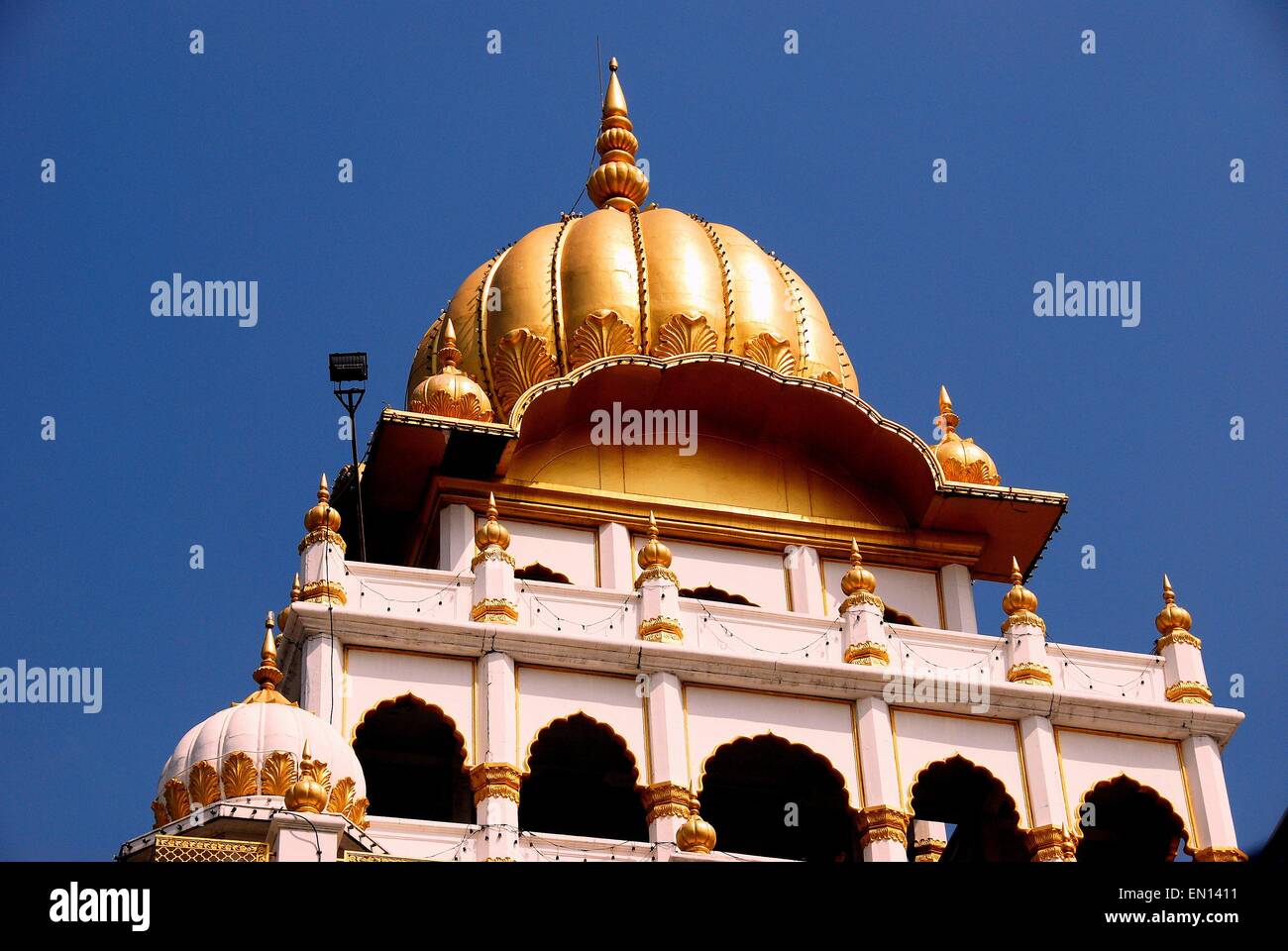 Bangkok, Thaïlande : dôme doré et au sommet de la grande boîte en bois du temple sikh dans Little India * Banque D'Images