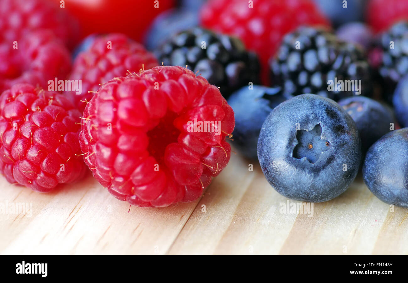 Douces mûres bleuets, framboises et fruits Blackberry Banque D'Images