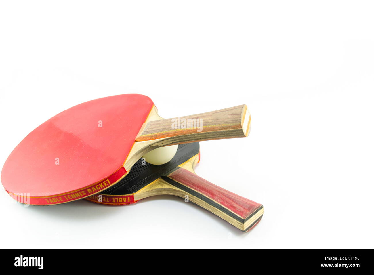 Deux raquettes de ping-pong et une bille isolée Banque D'Images