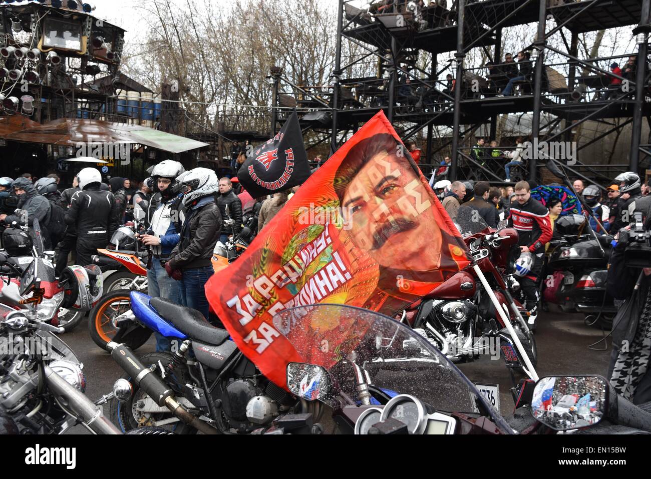 Les Motards Se Rassemblent Sur L Enceinte De La Nuit Des Loups Biker Club Avant Le Debut De L Excursion En Velo A Berlin A Partir De Moscou Russie 25 Avril 15 Un Motard Les Motards Se Rassemblent Sur L Enceinte De La Nuit Des Loups Biker Club Avant Le Debut De L Excursion En Velo A Berlin A Partir De Moscou Russie 25 Avril 15 Un Motard
