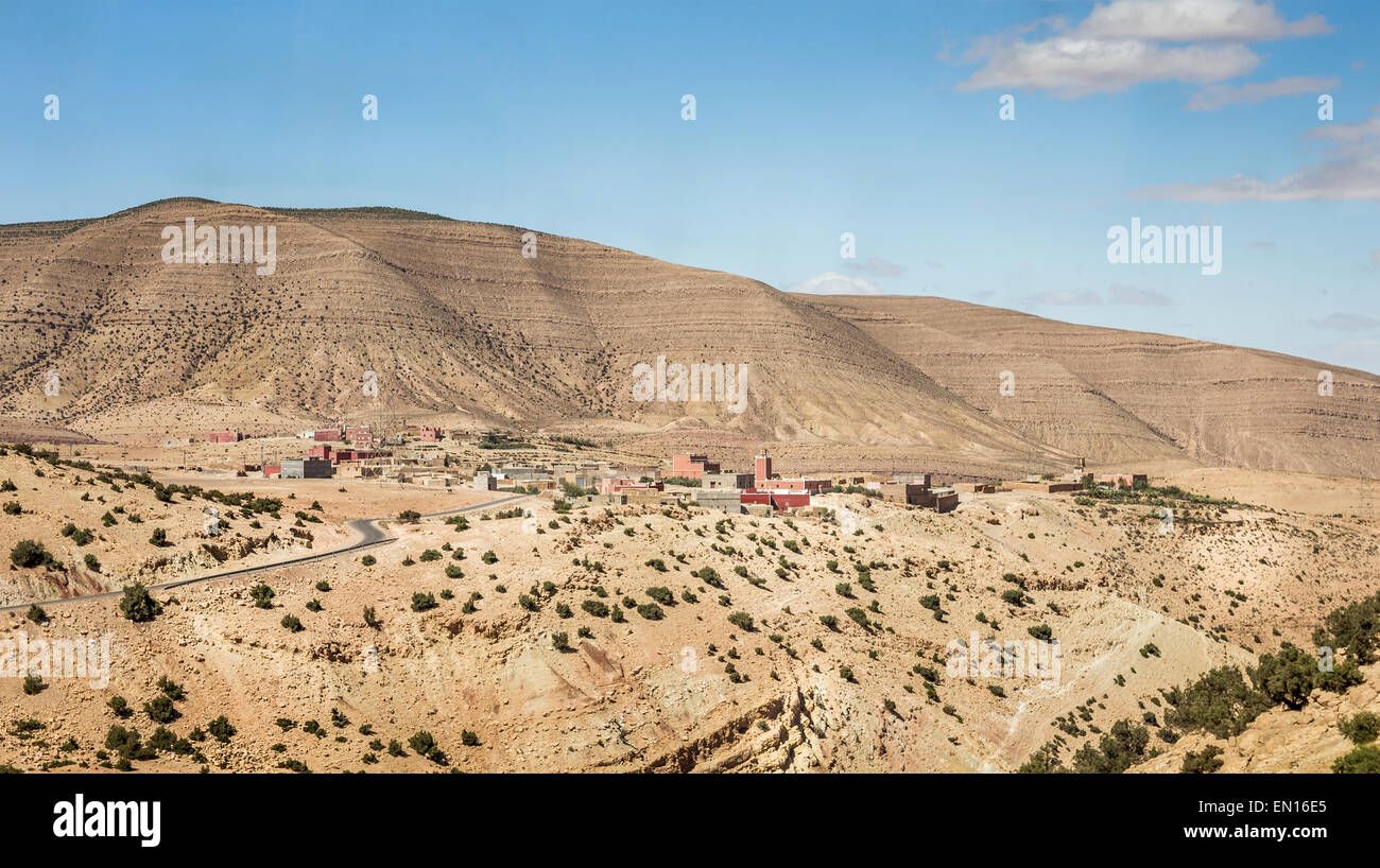Montagnes de l'Atlas paysage avec petit village, Maroc Banque D'Images