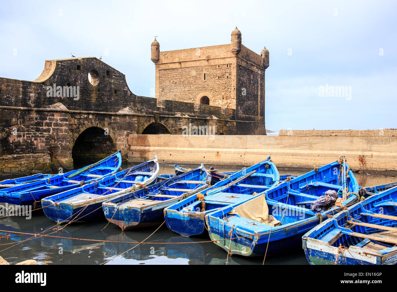 Belle bleue bateaux à Essaouira Maroc, vieux port Banque D'Images